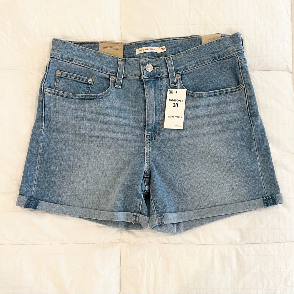 Levi’s Women’s Jean shorts Size 10 Mid-length cuffed light wash denim
